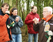 Natuurwerkdag 2008 030 Het smaakt buiten altijd beter. Koffie met koek.