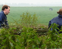 Natuurwerkdag 2008 032 Goede samenwerking bij het afvoeren.