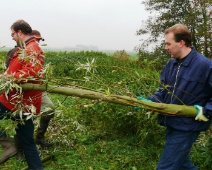 Natuurwerkdag 2008 036 Eindelijk weer een dikke tak eraf.